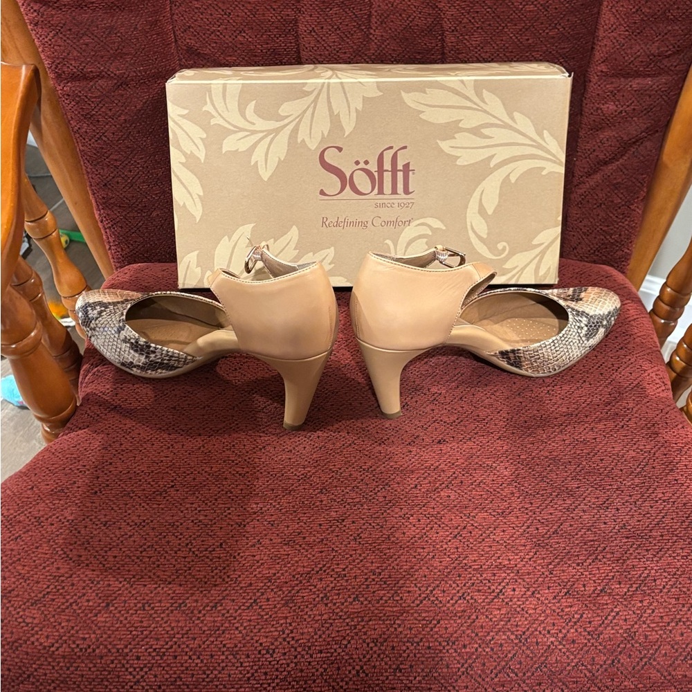 Size 8.5Söfft brand d'Orsay style pumps with a snakeskin print and a tan leather - Picture 4 of 5
